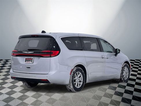 Used 2024 Chrysler Pacifica Touring-L image 5