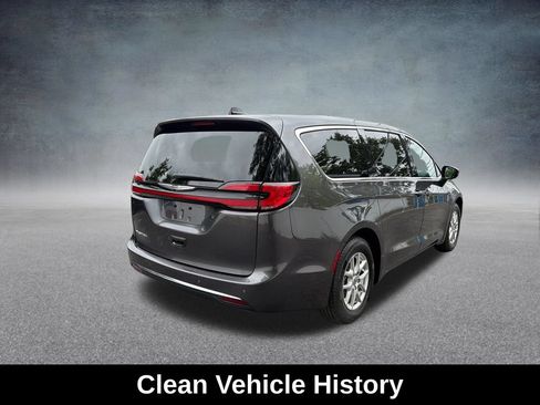 Used 2023 Chrysler Pacifica Touring-L FWD image 6