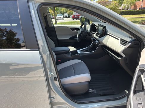 Used 2021 Toyota RAV4 XLE FWD image 32