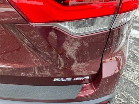 Used 2017 Toyota Highlander XLE image 3