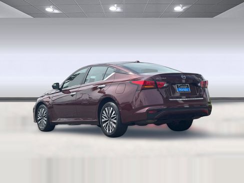Used 2023 Nissan Altima 2.5 SV image 3