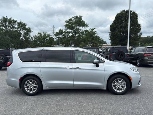 Used 2023 Chrysler Pacifica Touring-L FWD image 4