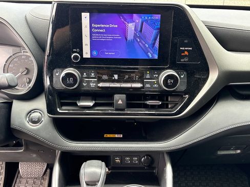 Used 2023 Toyota Highlander XLE FWD image 24