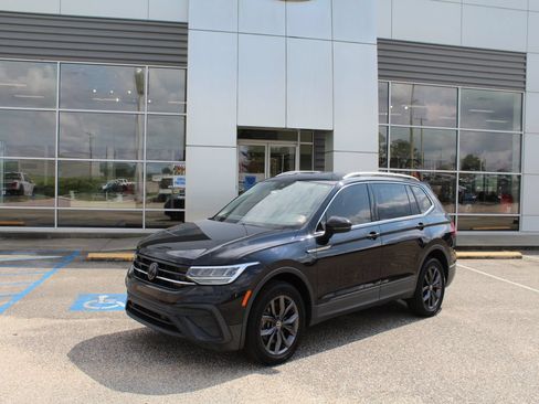 Used 2022 Volkswagen Tiguan SE AWD/4WD image 2