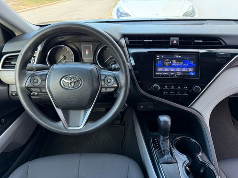 Used 2018 Toyota Camry LE image 3