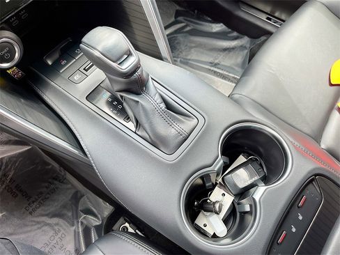 Used 2024 Toyota Venza XLE image 17