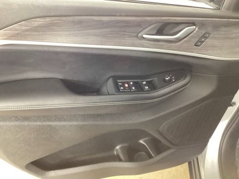 Used 2024 Jeep Grand Cherokee L Limited w/ Black Appearance Package AWD/4WD image 11
