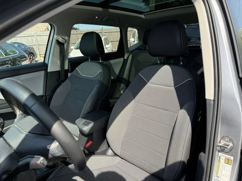 Certified 2023 Volkswagen Taos SE w/ Panoramic Sunroof Package AWD/4WD image 11