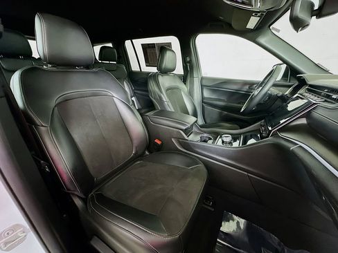 Used 2024 Jeep Grand Cherokee L Laredo image 12