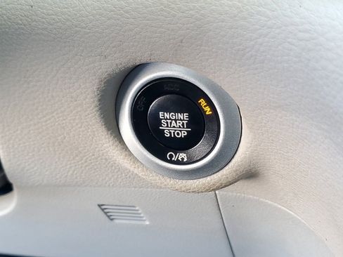 Used 2019 Chrysler Pacifica Limited image 18