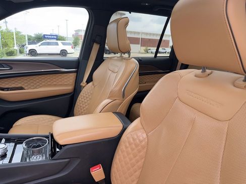 Used 2022 Jeep Grand Cherokee Summit w/ Luxury Tech Group V image 20