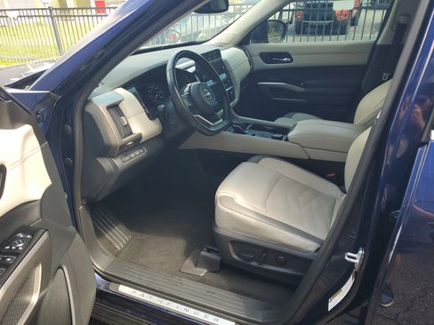 Certified 2022 Nissan Pathfinder Platinum w/ Cargo Package AWD/4WD image 13
