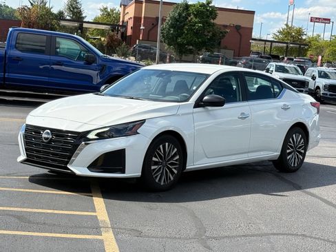 Used 2025 Nissan Altima 2.5 SV FWD image 8