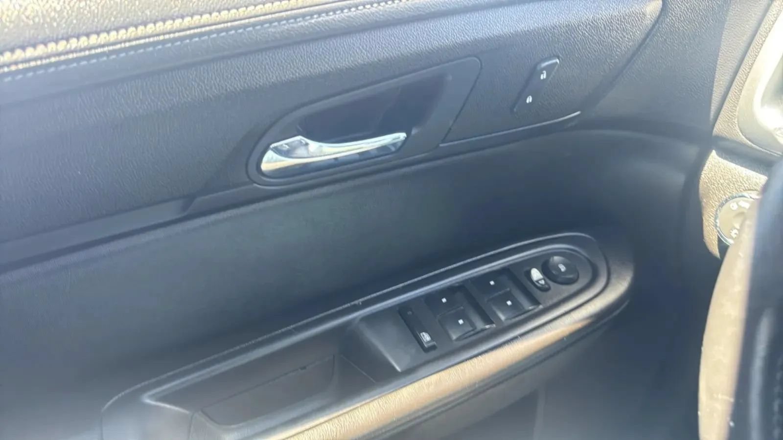 Used 2015 GMC Acadia SLE FWD image 16