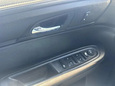 Used 2015 GMC Acadia SLE FWD image 16