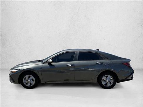 Certified 2025 Hyundai Elantra SE FWD image 8