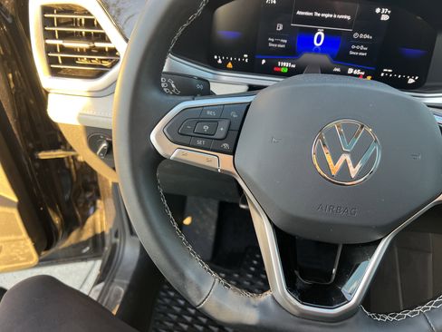 Used 2025 Volkswagen Taos SE w/ Panoramic Sunroof Package image 18