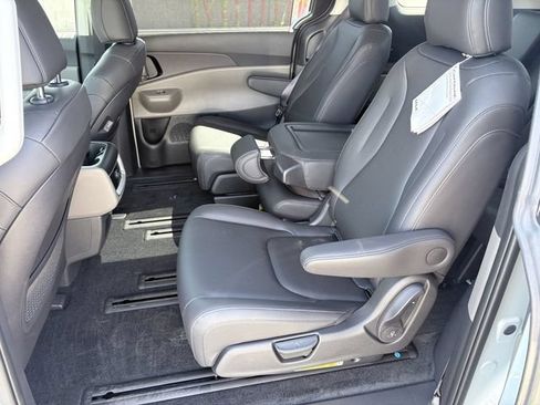 New 2026 Kia Carnival EX FWD image 6