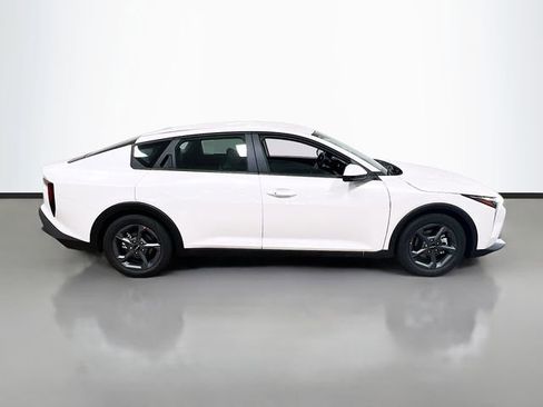 New 2025 Kia K4 LXS image 8