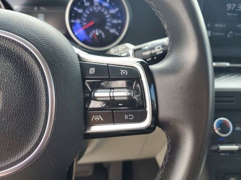 Used 2024 Kia Carnival LX FWD image 30