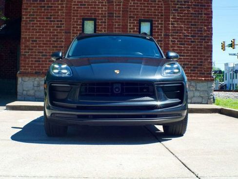 Used 2023 Porsche Macan AWD/4WD image 2
