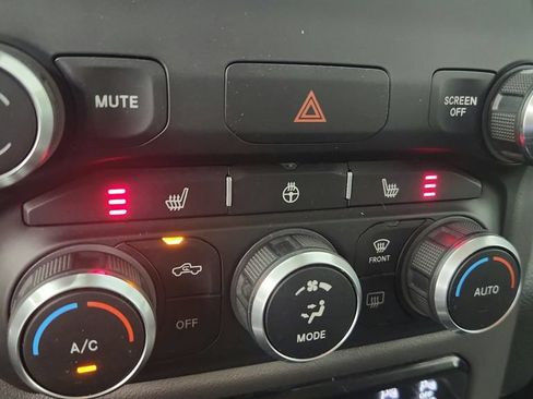 Used 2019 RAM 1500 Big Horn RWD image 32