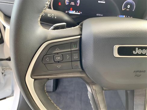 Used 2023 Jeep Grand Cherokee Limited image 33