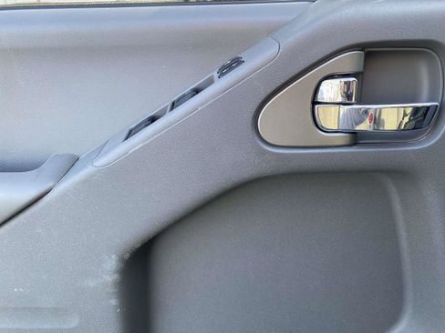 Used 2019 Nissan Frontier SV image 16