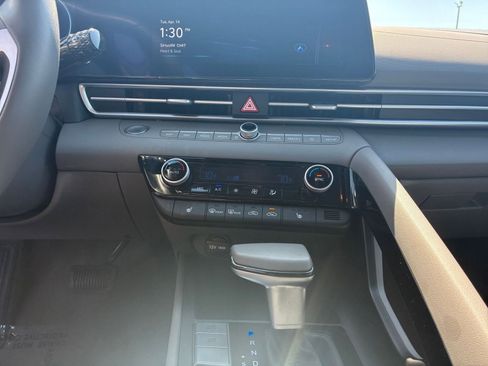 Used 2025 Hyundai Elantra SEL image 17