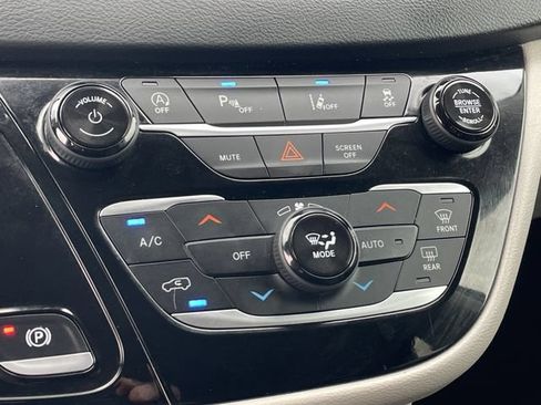 Used 2023 Chrysler Pacifica Touring-L FWD image 18