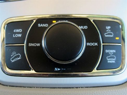 Used 2020 Jeep Grand Cherokee Overland w/ Interior Metal Package AWD/4WD image 32