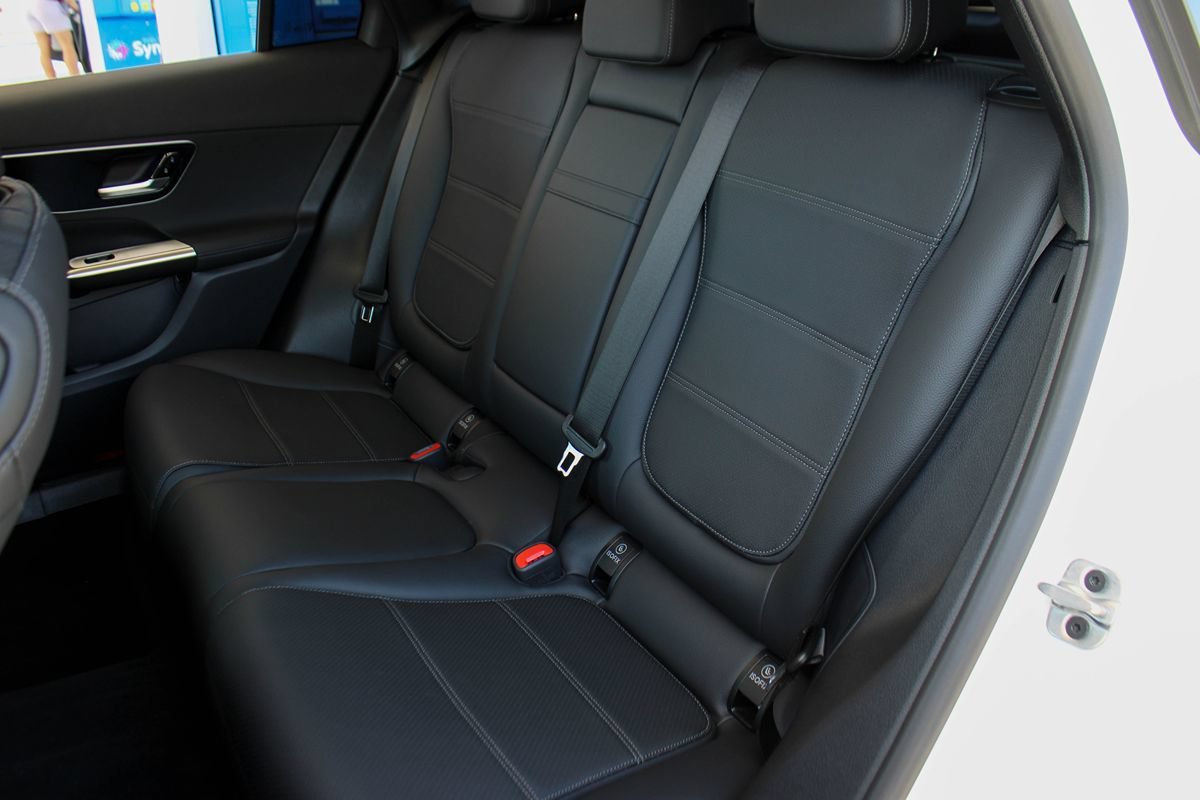Used 2025 Mercedes-Benz GLC 350e 4MATIC image 19