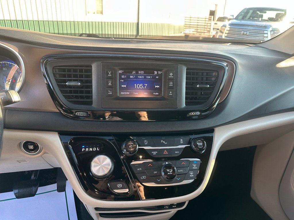 Used 2017 Chrysler Pacifica Touring-L FWD image 16