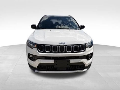 Used 2023 Jeep Compass Limited AWD/4WD image 2