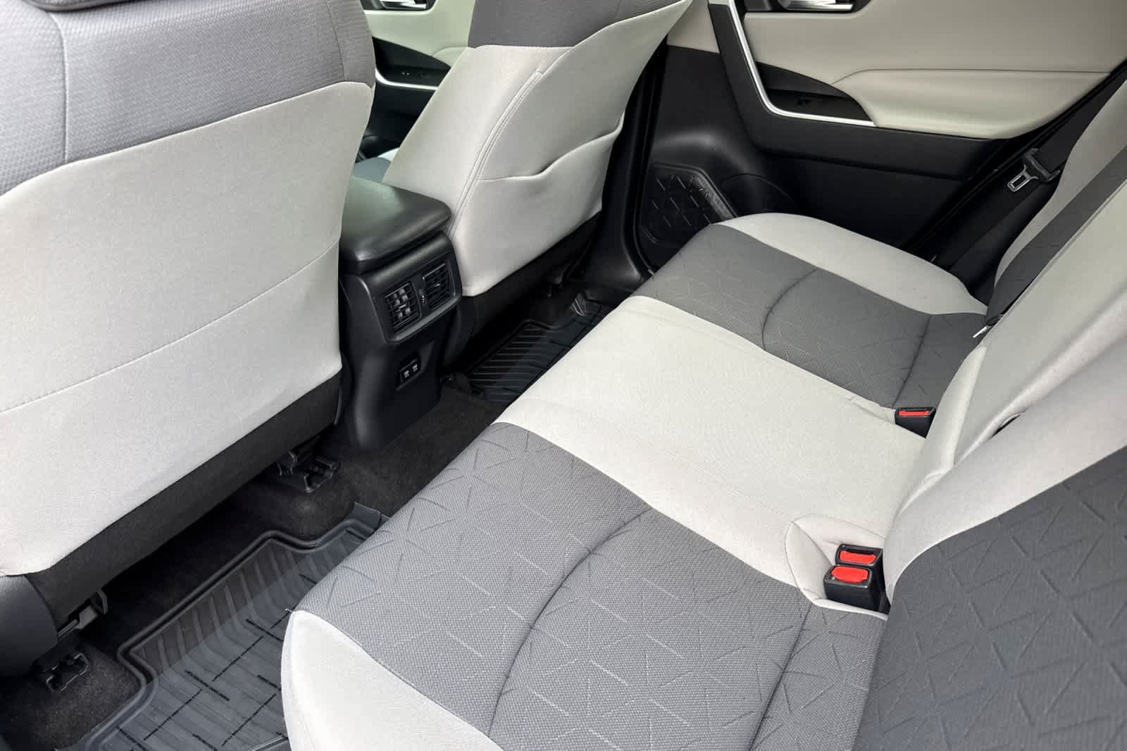 Used 2020 Toyota RAV4 XLE w/ Convenience Package AWD/4WD image 4