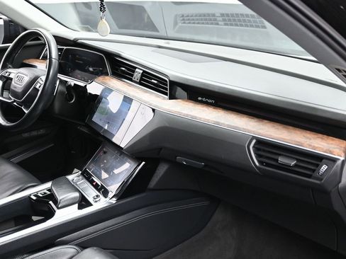Used 2019 Audi e-tron Prestige w/ Prestige Package image 34