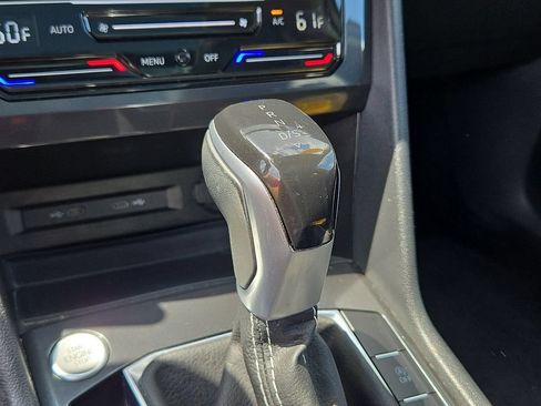 Used 2023 Volkswagen Tiguan SE w/ Panoramic Sunroof Package FWD image 16