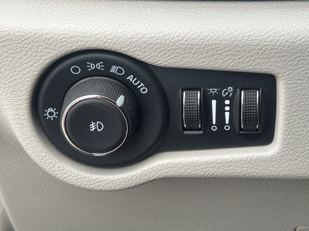 Used 2024 Chrysler Pacifica Touring-L FWD image 22