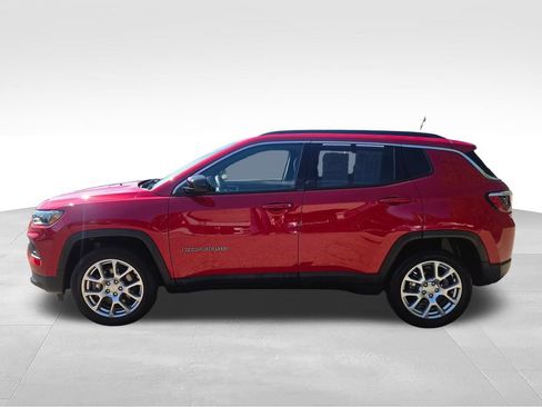 Used 2023 Jeep Compass Latitude AWD/4WD image 4