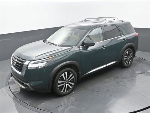 Used 2024 Nissan Pathfinder Platinum image 16