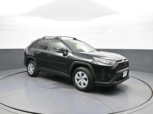 Used 2019 Toyota RAV4 LE image 4