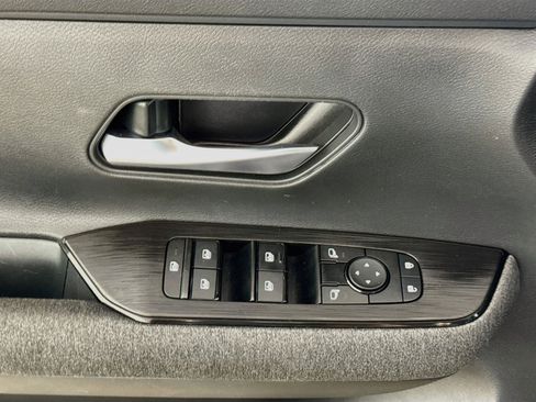 Used 2025 Nissan Kicks SV AWD/4WD image 17
