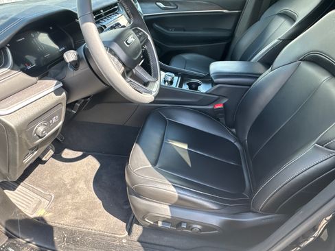 Used 2025 Jeep Grand Cherokee Limited AWD/4WD image 7