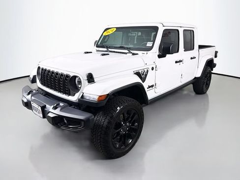 Used 2024 Jeep Gladiator Sport AWD/4WD image 3