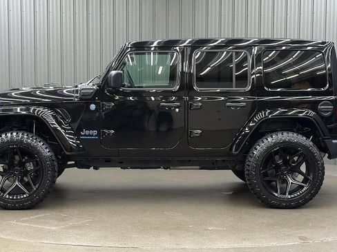 Used 2024 Jeep Wrangler Unlimited w/ Convenience Group AWD/4WD image 2