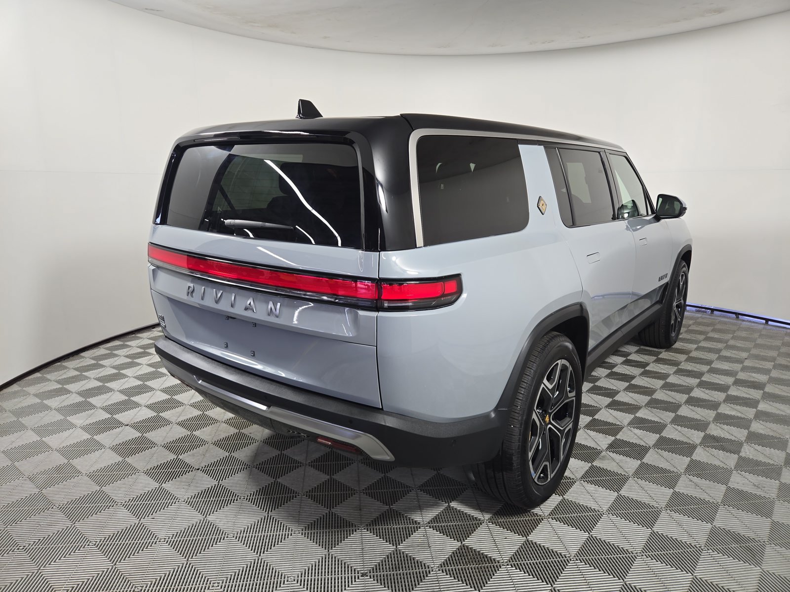 Used 2025 Rivian R1S Adventure Dual AWD/4WD image 5