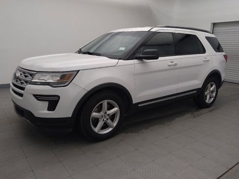 Used 2019 Ford Explorer XLT image 2