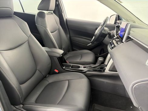 Used 2023 Toyota Corolla Cross XLE w/ Convenience Package image 30