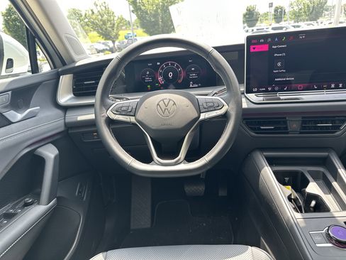 Used 2025 Volkswagen Tiguan SE AWD/4WD image 16