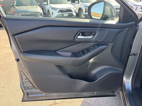 Used 2025 Nissan Rogue SV image 18